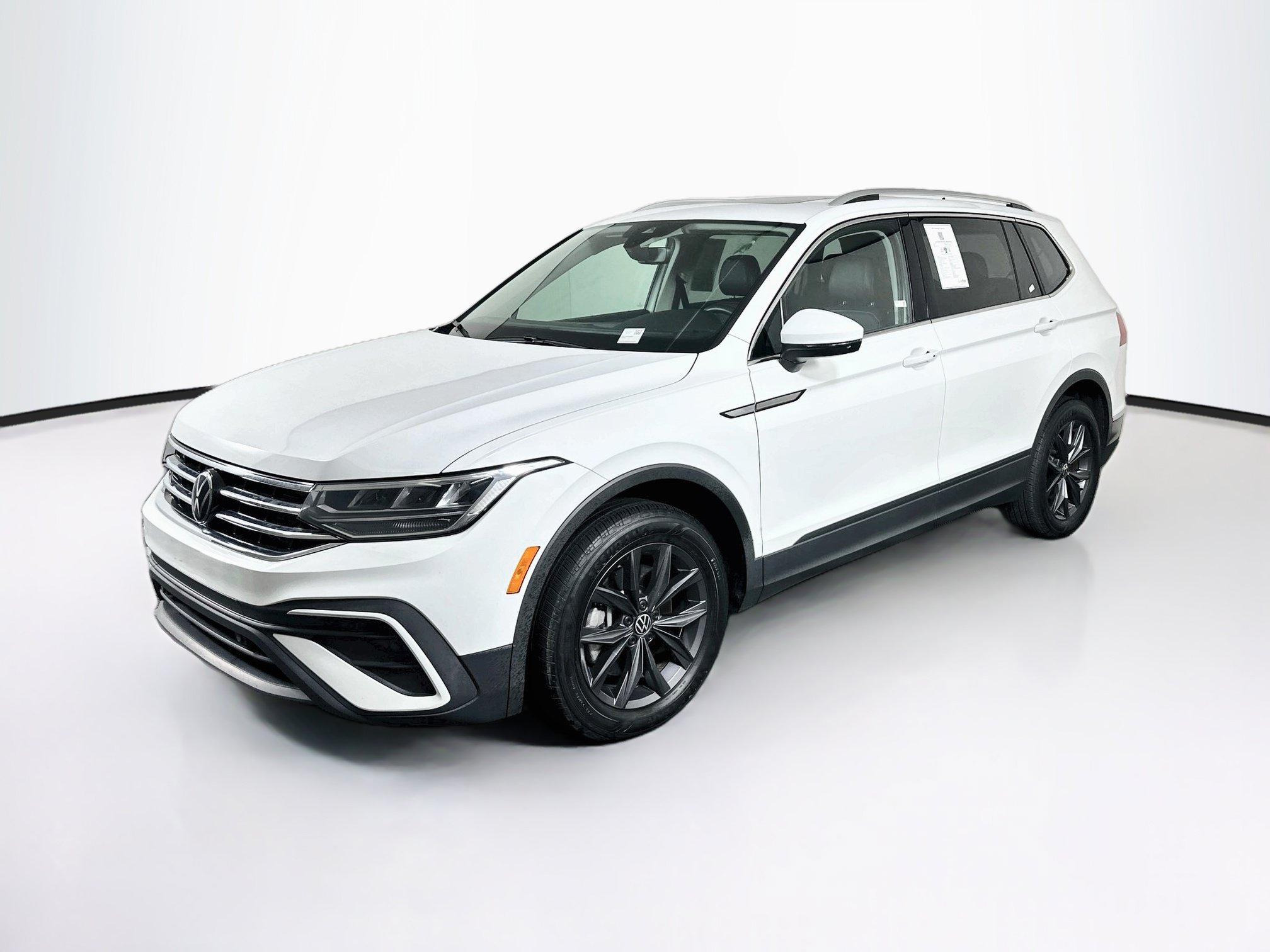 Used 2024 Volkswagen Tiguan SE w/ Panoramic Sunroof Package FWD image 3
