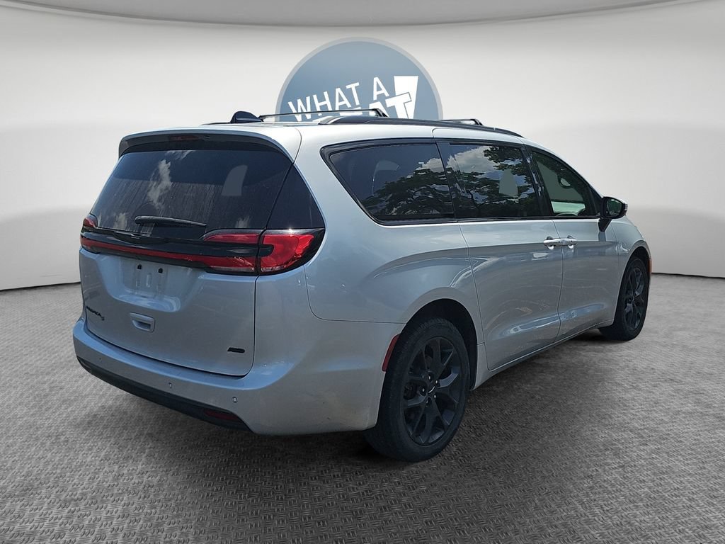 Certified 2023 Chrysler Pacifica Touring-L w/ S Appearance Package AWD/4WD image 3