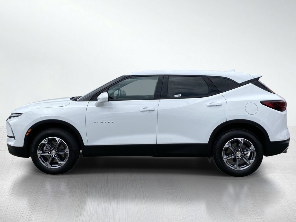 Used 2025 Chevrolet Blazer LT FWD image 2
