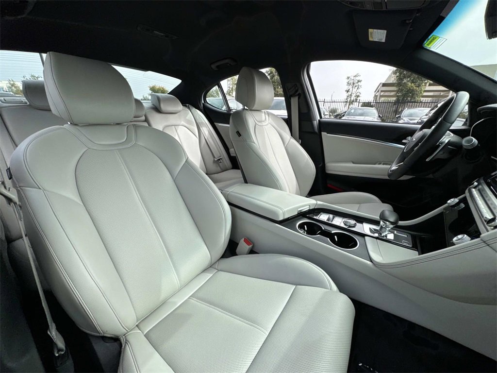 Used 2025 Genesis G70 2.5T image 25