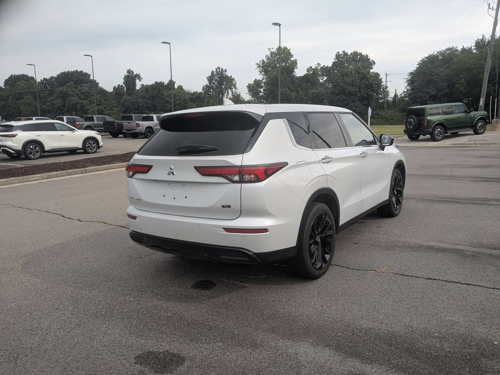 Used 2024 Mitsubishi Outlander SE Black Edition FWD image 3