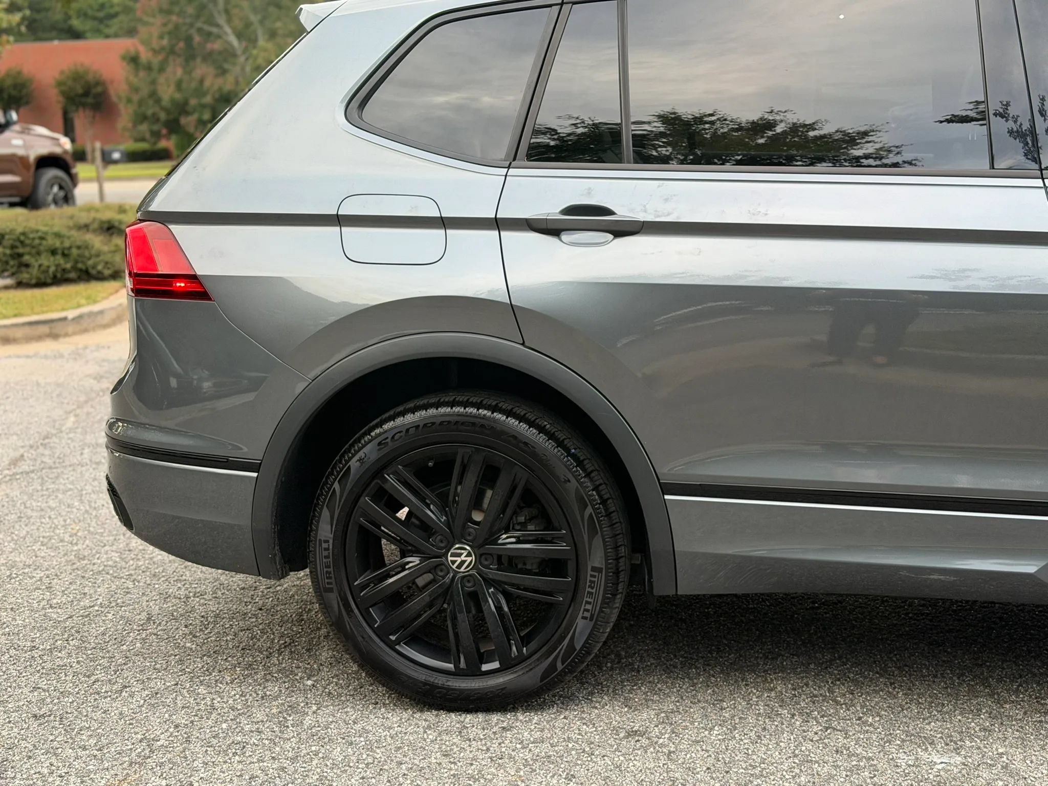 Used 2022 Volkswagen Tiguan SE R-Line FWD image 8