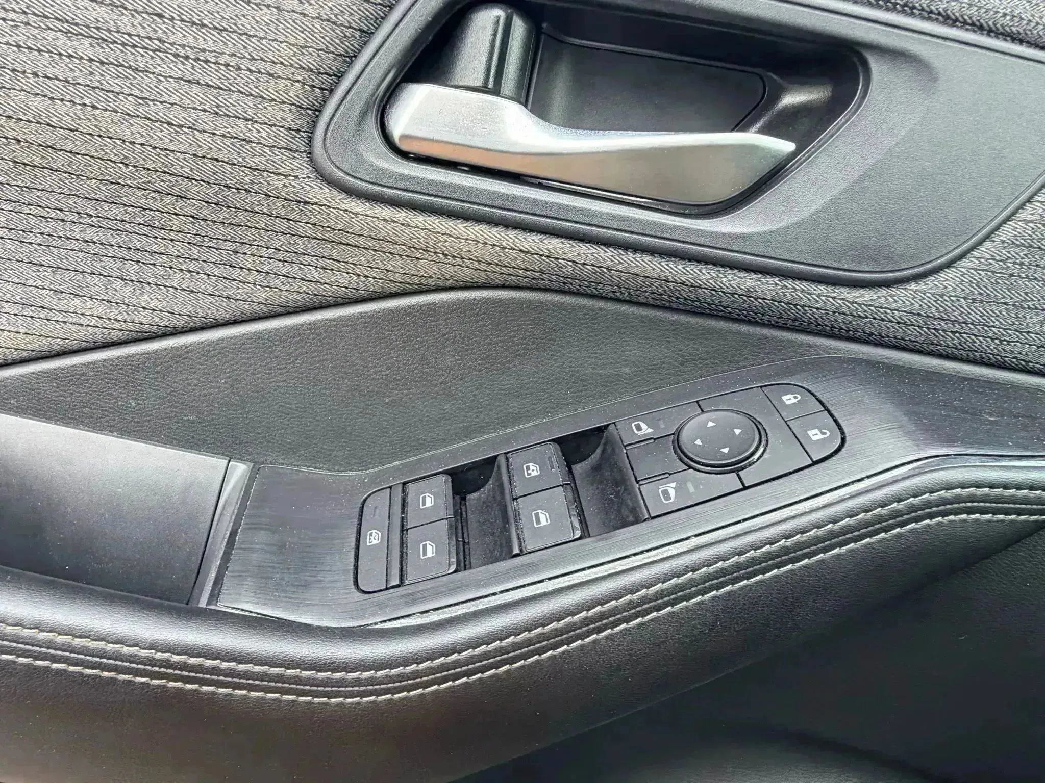 Used 2023 Nissan Rogue SV FWD image 14