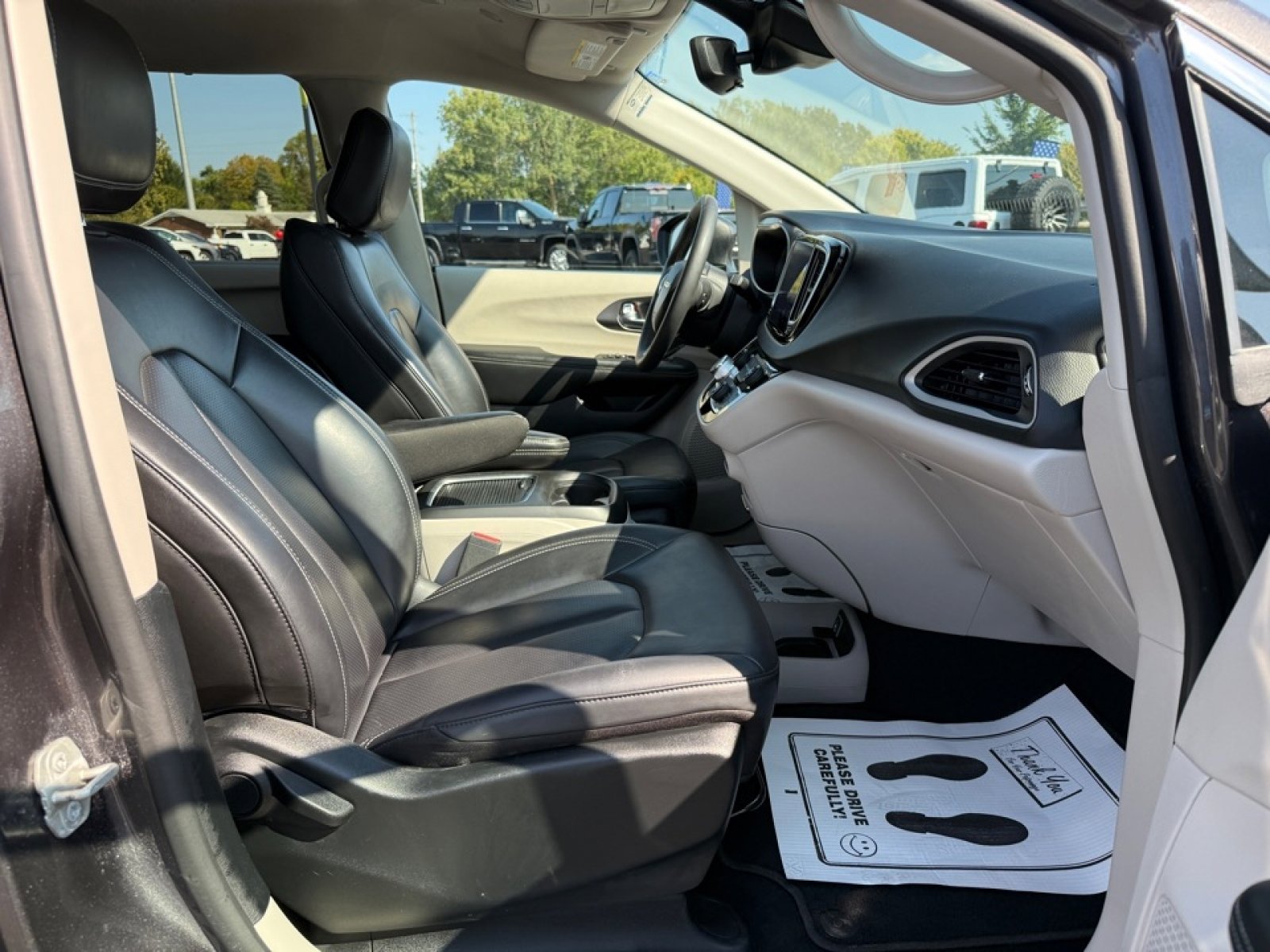 Used 2023 Chrysler Pacifica Touring-L image 11