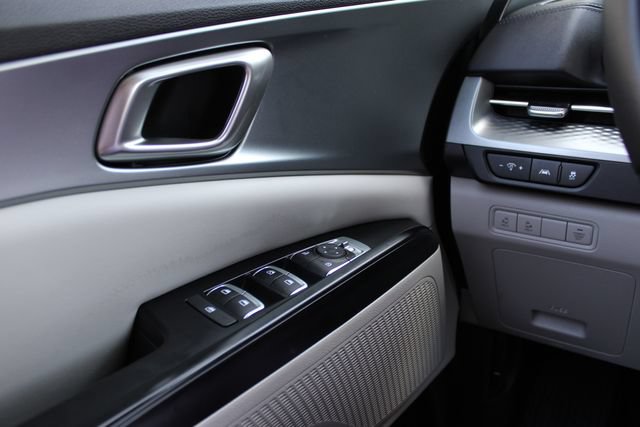 Used 2023 Kia Carnival LX FWD image 14