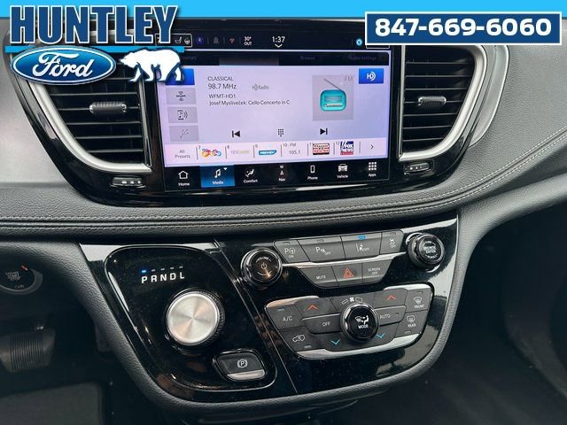Used 2024 Chrysler Pacifica Select image 17