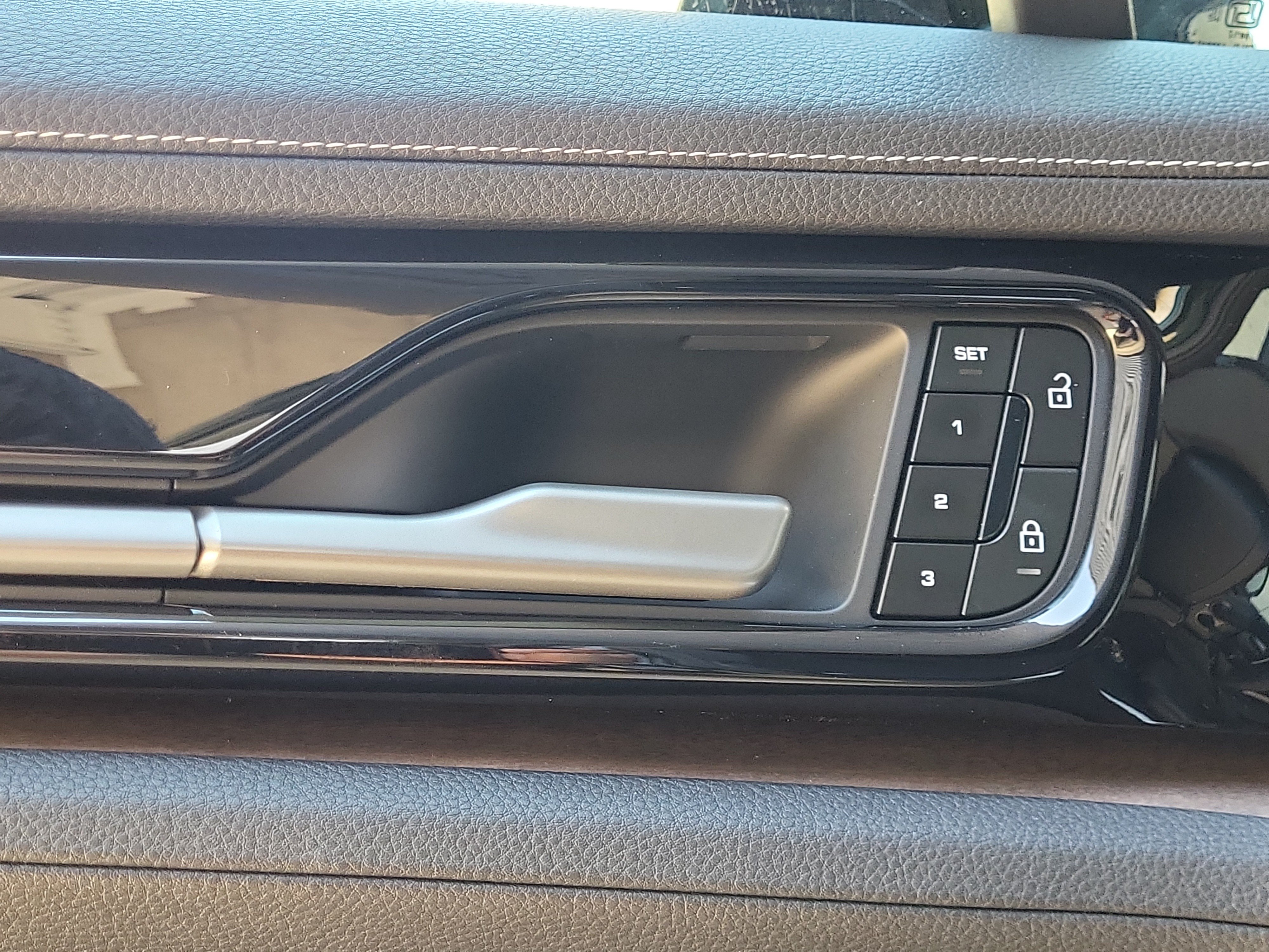 Certified 2025 Porsche Panamera 4 AWD/4WD image 18