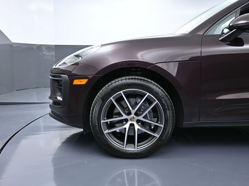 Certified 2025 Porsche Macan image 12