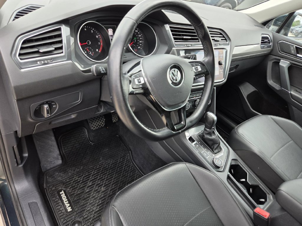 Used 2018 Volkswagen Tiguan SEL AWD/4WD image 21