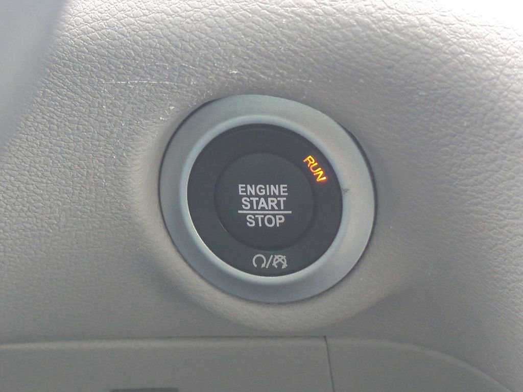 Used 2023 Chrysler Pacifica Touring-L FWD image 27