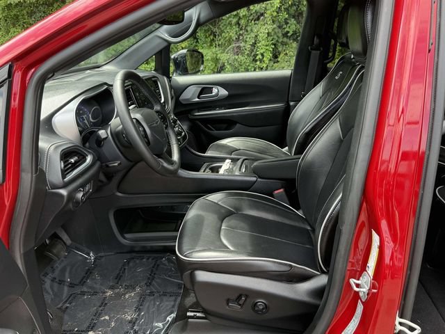 Used 2025 Chrysler Pacifica Limited FWD image 10
