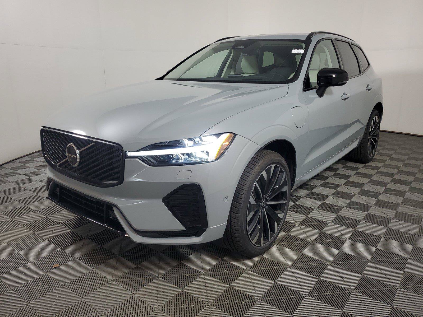 New 2026 Volvo XC60 T8 Ultra w/ Protection Package Premier AWD/4WD image 3