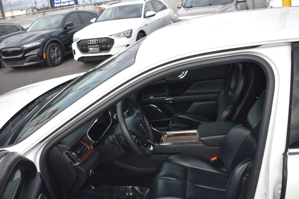 Used 2017 Lincoln Continental Premiere image 15