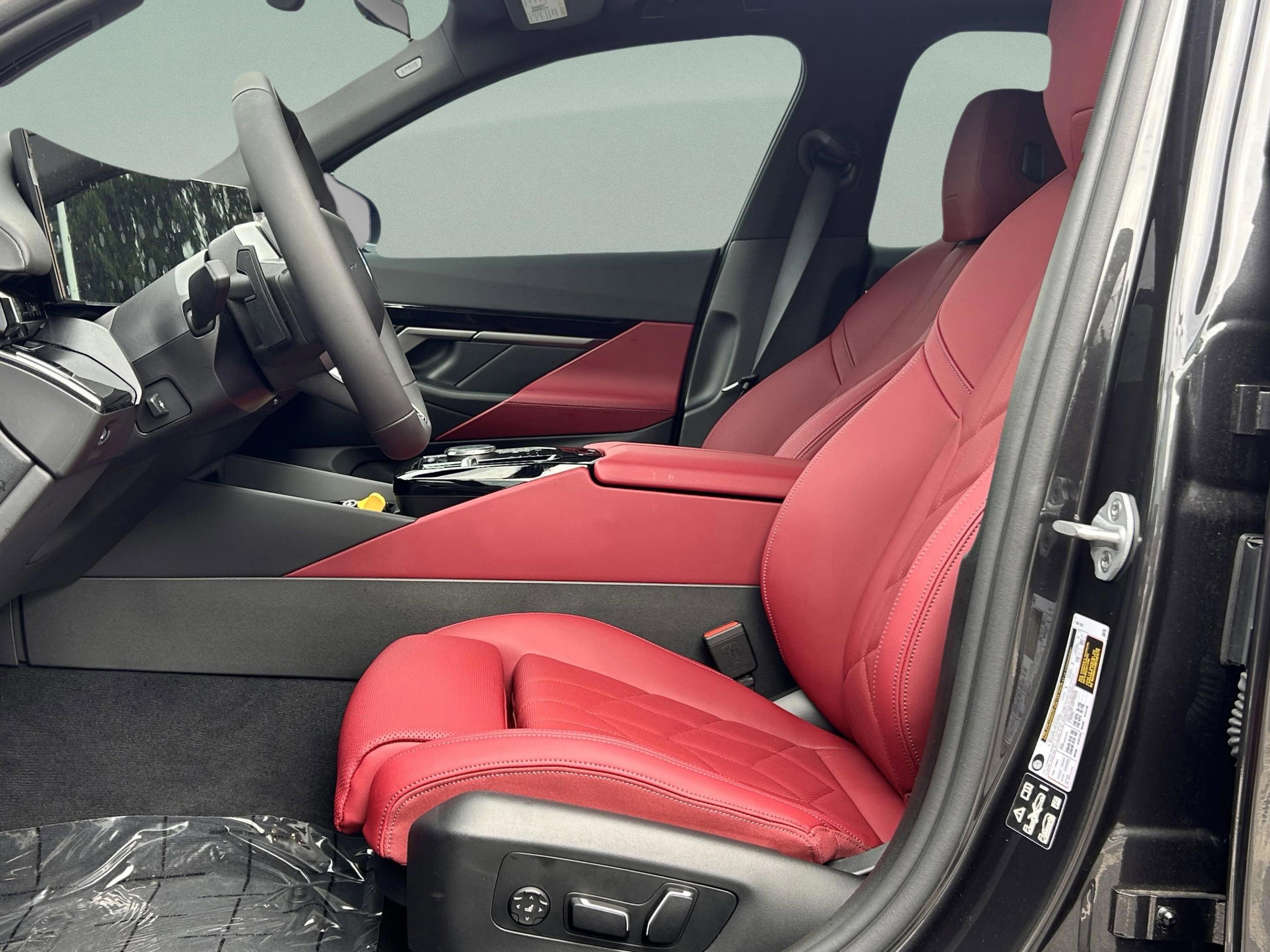 Used 2025 BMW 530i xDrive 530i xDrive w/ M Sport Package image 23