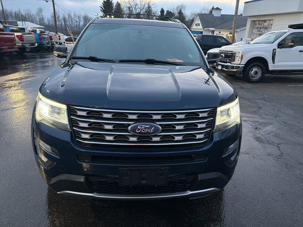Used 2017 Ford Explorer XLT w/ Equipment Group 202A image 3