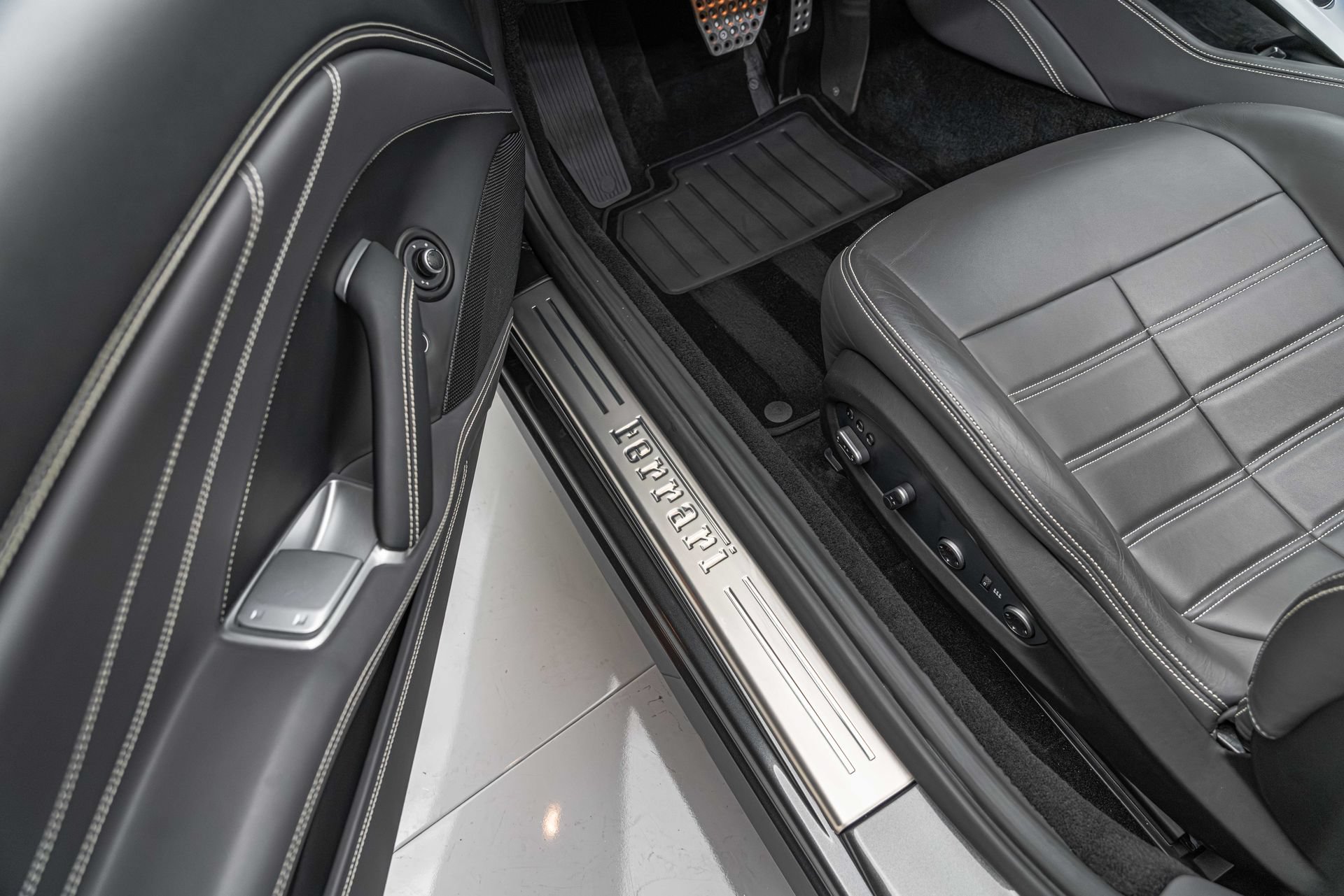 Certified 2016 Ferrari California T RWD image 39