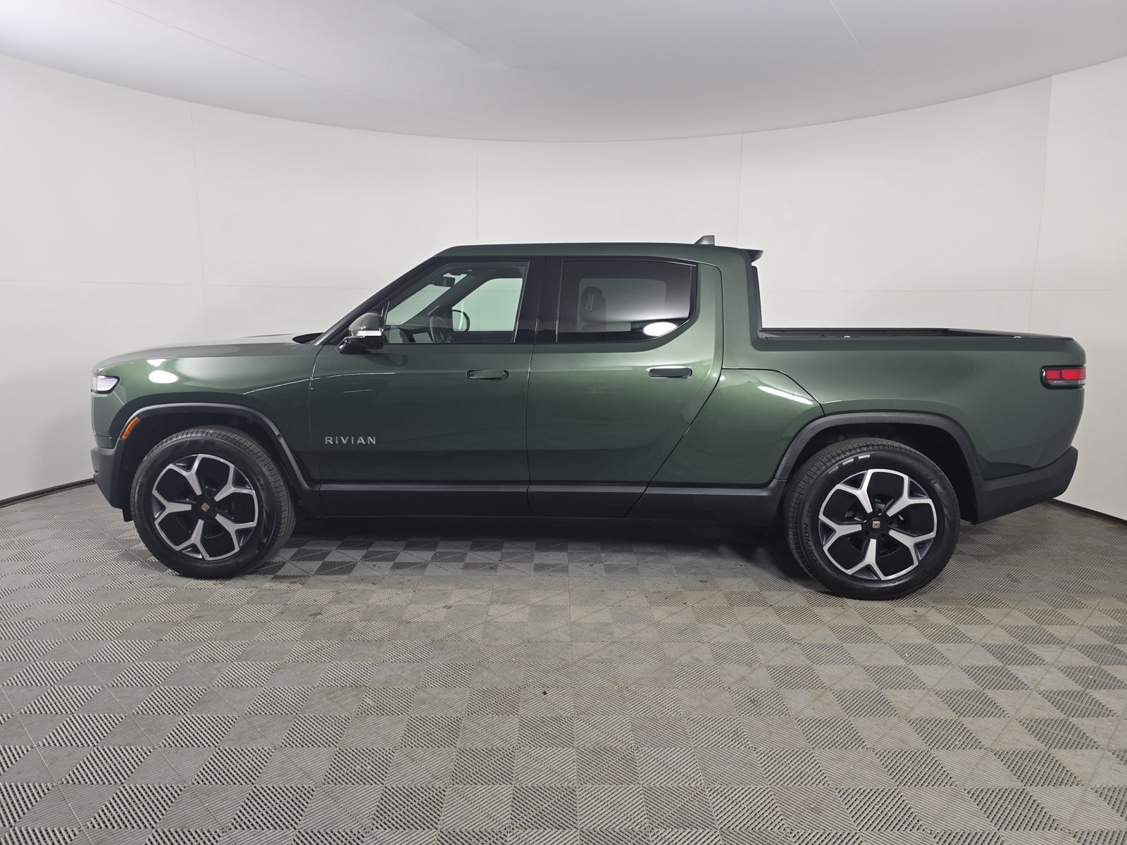 Used 2024 Rivian R1T Adventure Dual AWD/4WD image 2