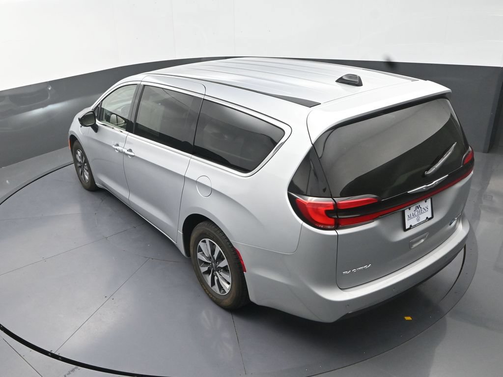 Used 2024 Chrysler Pacifica Limited FWD image 17