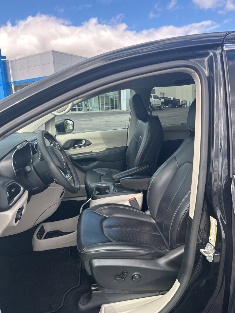 Used 2023 Chrysler Pacifica Touring-L FWD image 26