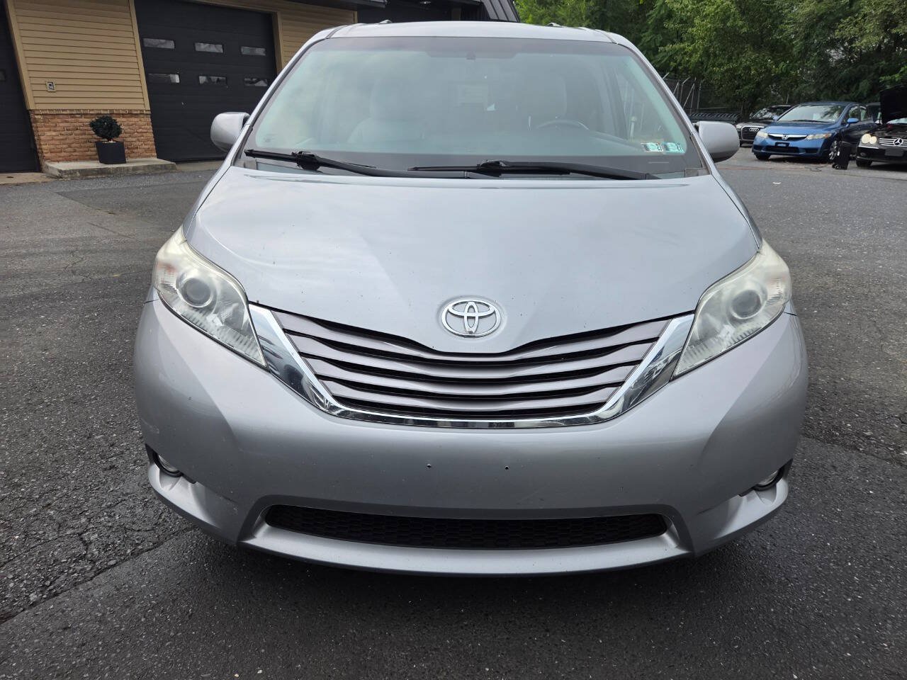Used 2015 Toyota Sienna XLE FWD image 2