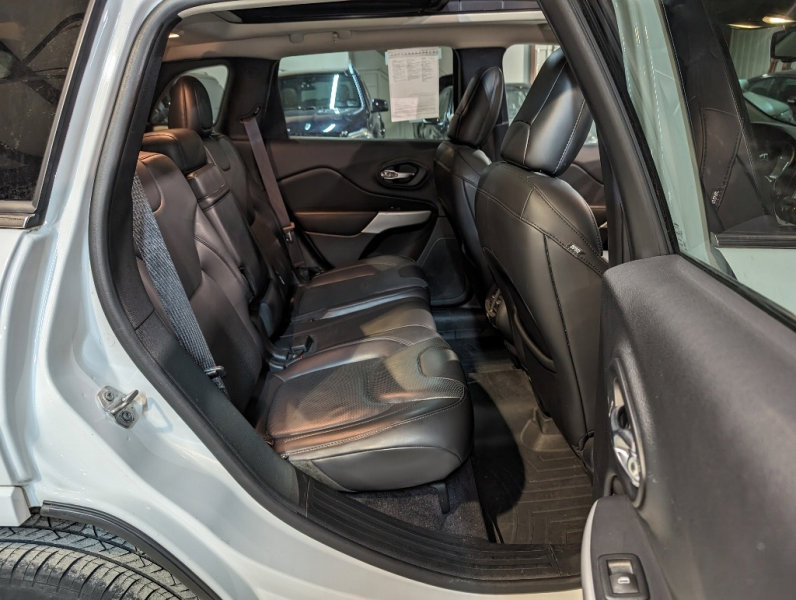 Used 2017 Jeep Cherokee Overland w/ Technology Group image 31