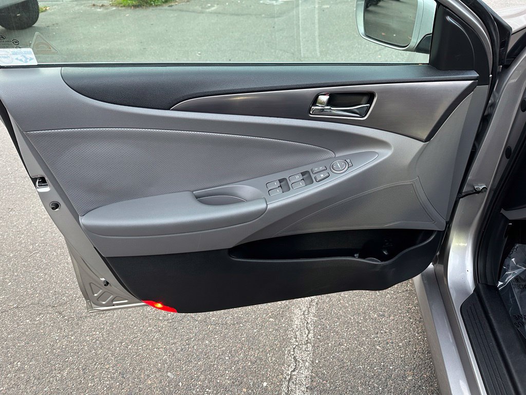 Used 2012 Hyundai Sonata Hybrid w/ Leather Pkg FWD image 16
