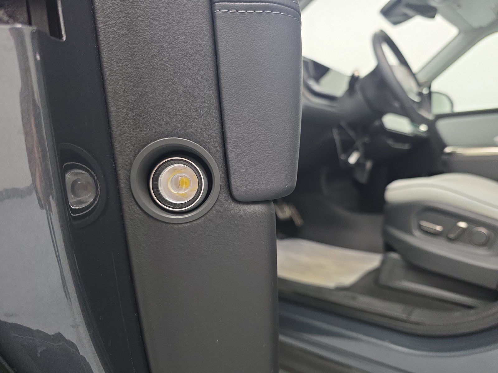 Used 2024 Rivian R1S Adventure AWD/4WD image 32