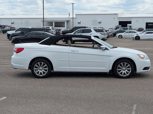 Used 2014 Chrysler 200 Touring FWD image 4