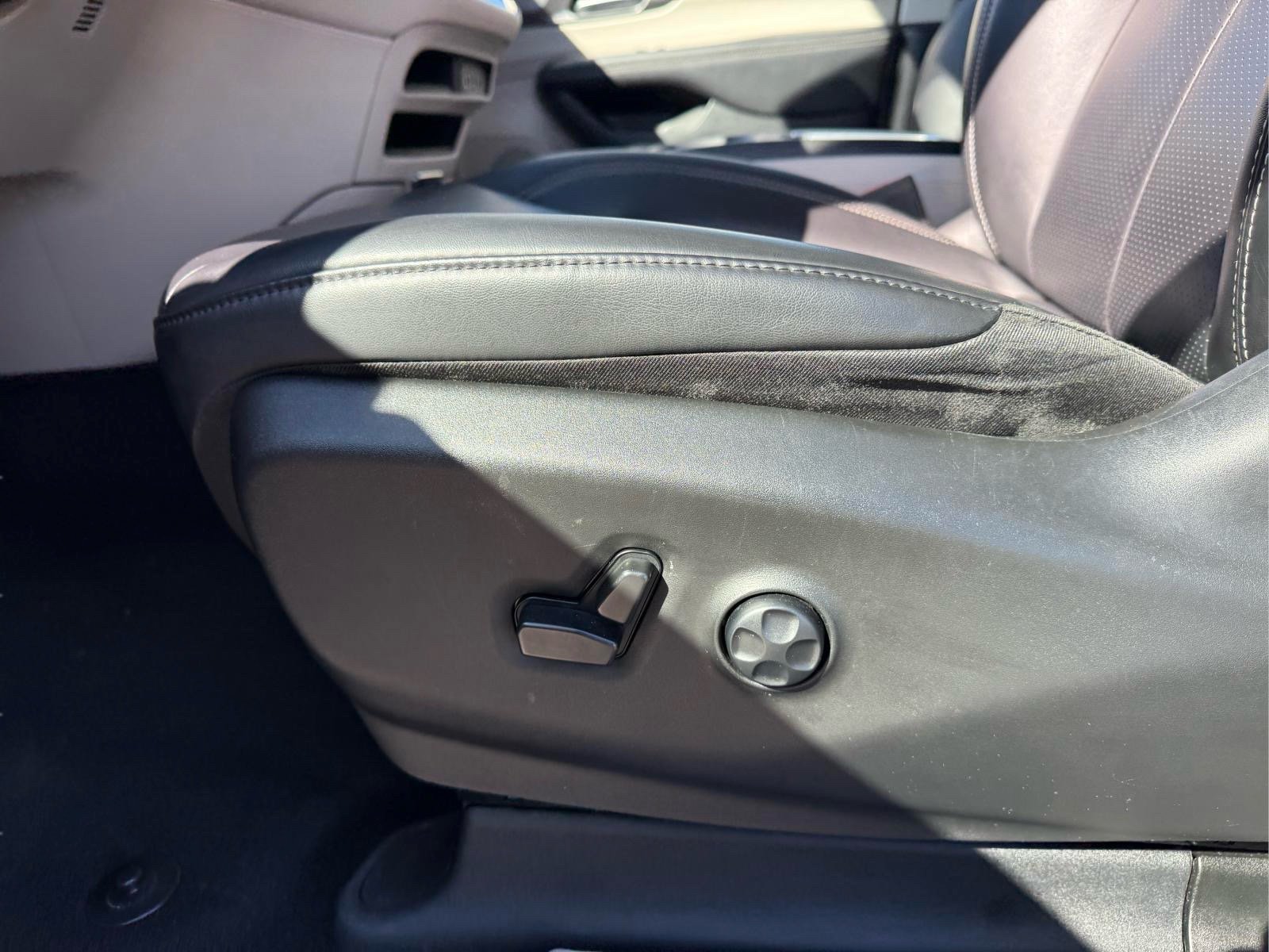 Used 2023 Chrysler Pacifica Touring-L FWD image 17