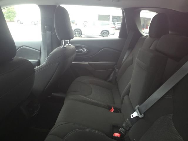 Used 2019 Jeep Cherokee Latitude w/ Popular Appearance Group FWD image 8