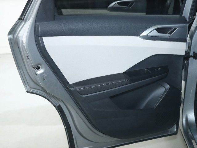 Used 2025 Volkswagen Taos SE FWD image 13