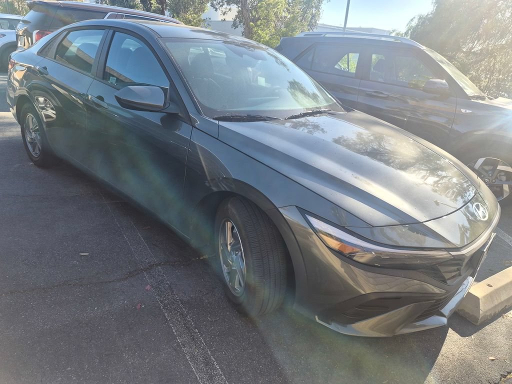 Used 2026 Hyundai Elantra SE FWD image 2