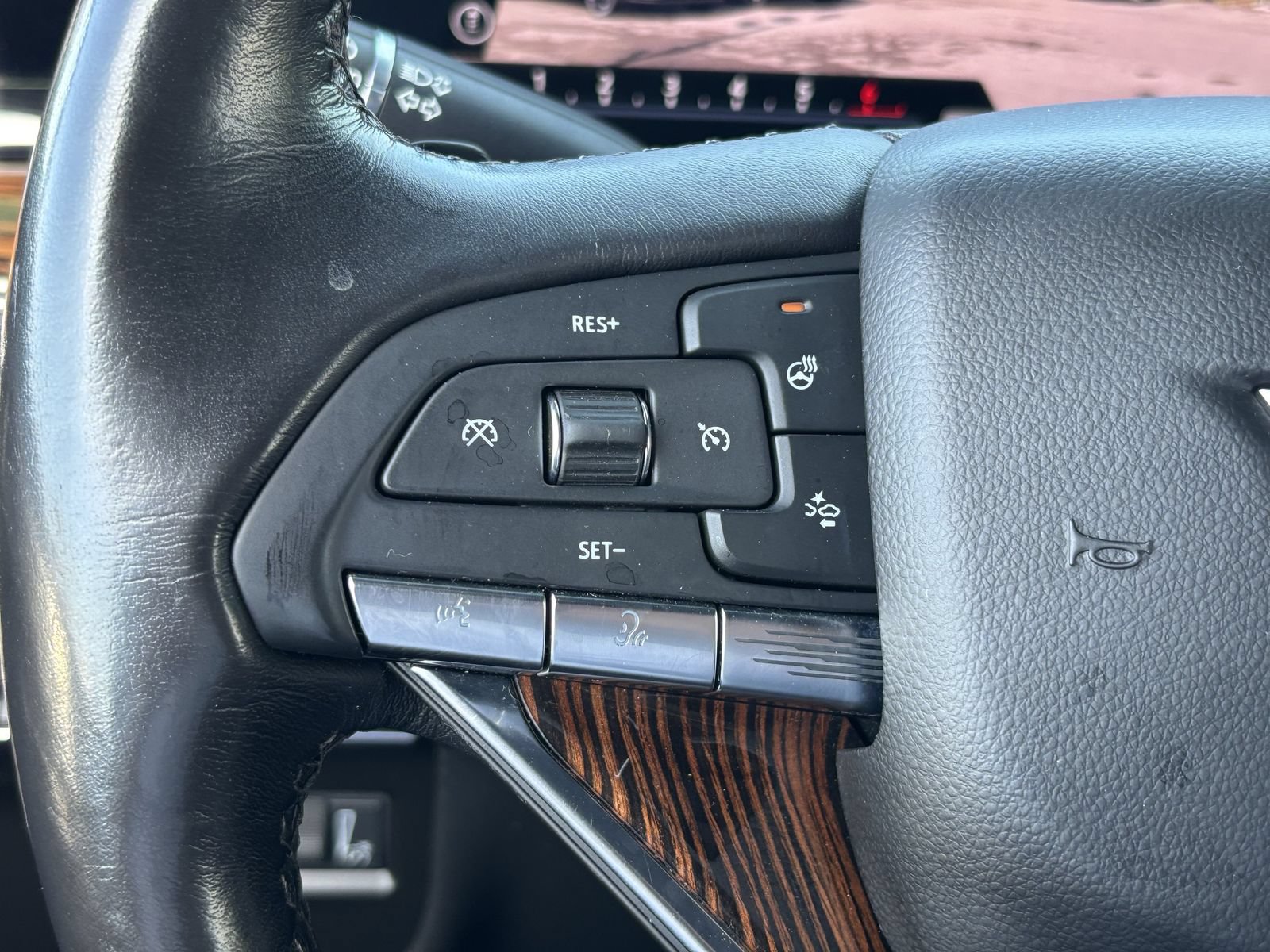 Used 2022 Cadillac Escalade Luxury AWD/4WD image 34