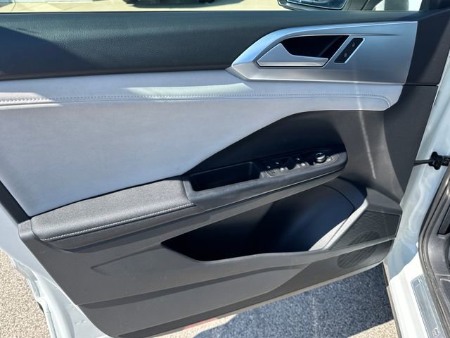 Used 2025 Volkswagen Taos SE image 12