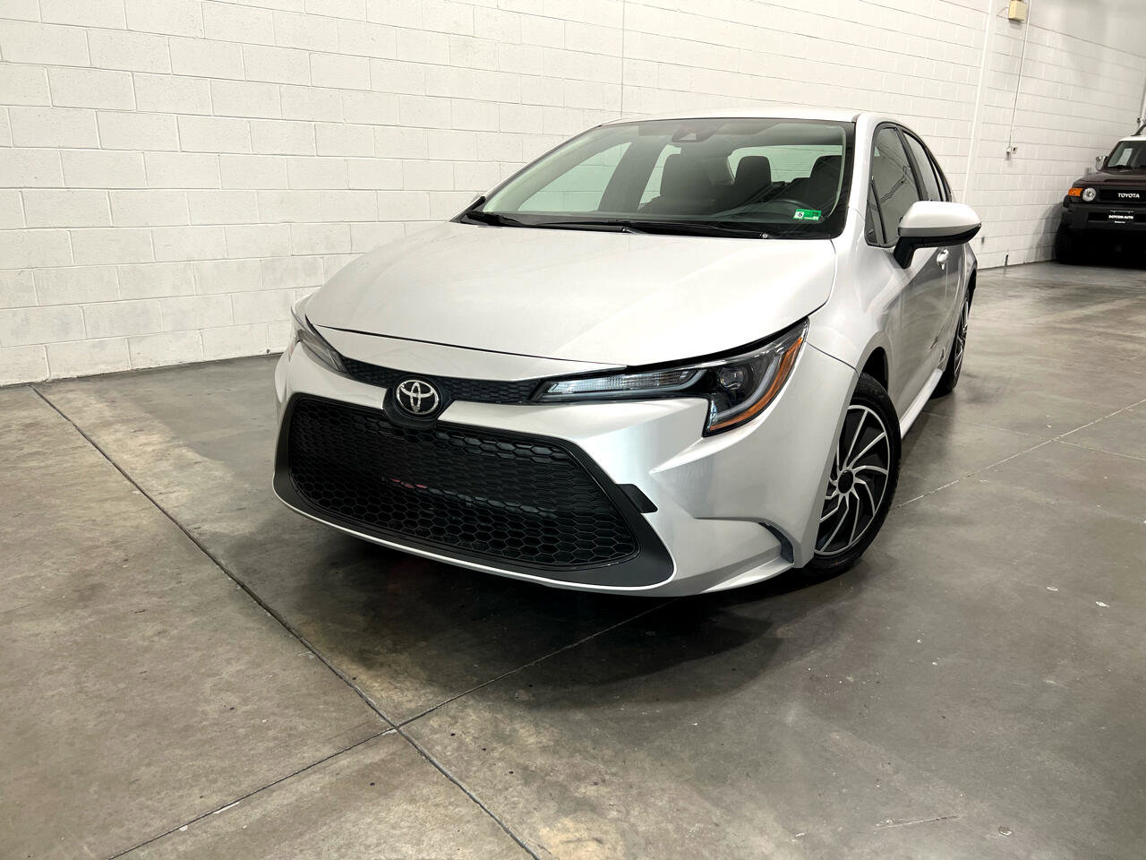 Used 2022 Toyota Corolla LE image 2