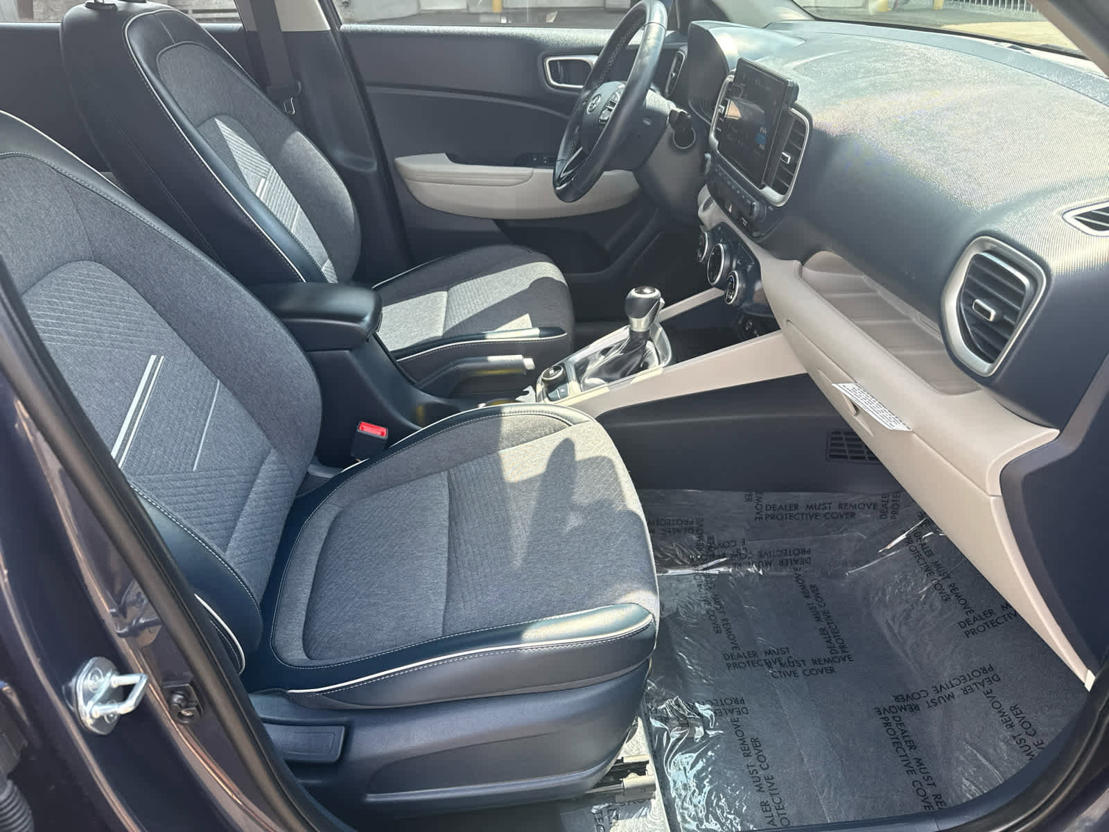 Used 2023 Hyundai Venue Limited image 12