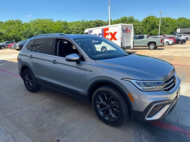 Used 2023 Volkswagen Tiguan SE w/ Panoramic Sunroof Package FWD image 8