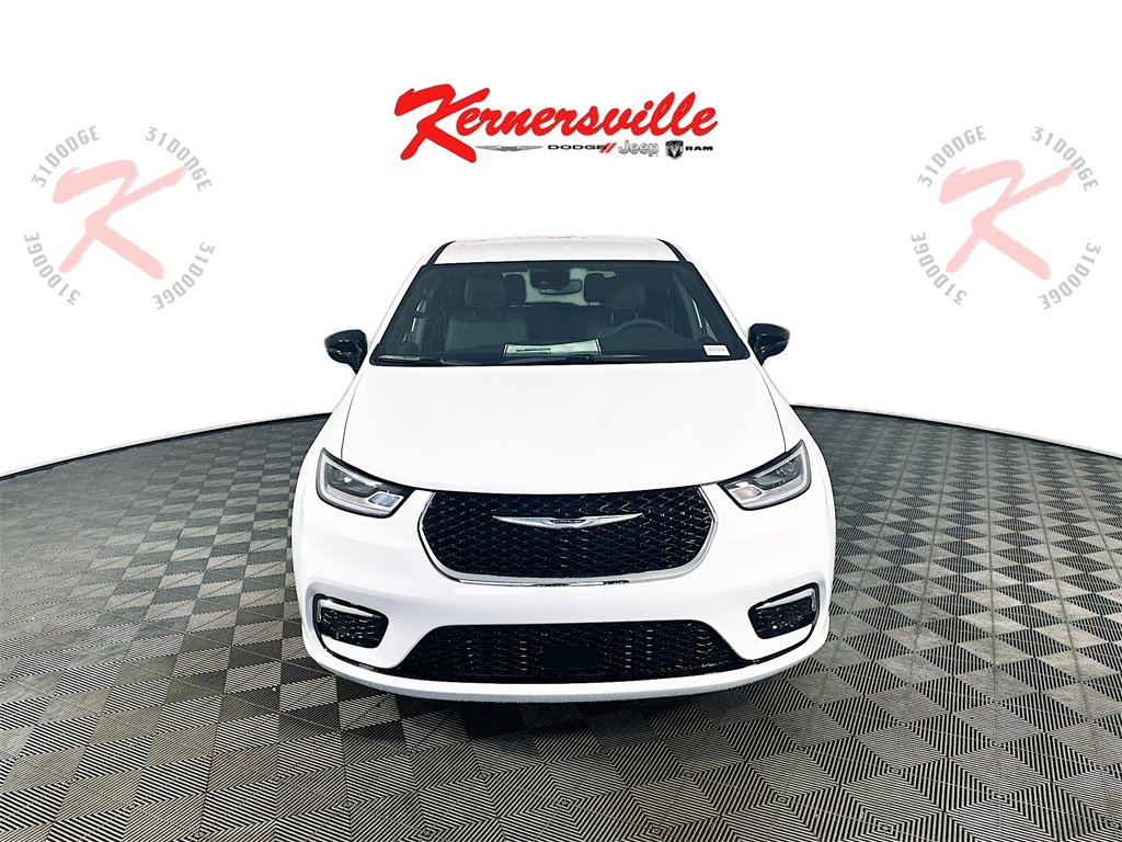 New 2026 Chrysler Pacifica Select image 2