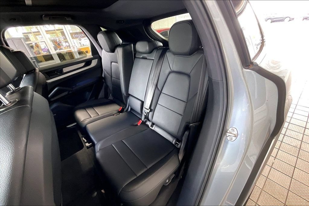 Used 2025 Porsche Cayenne AWD/4WD image 14