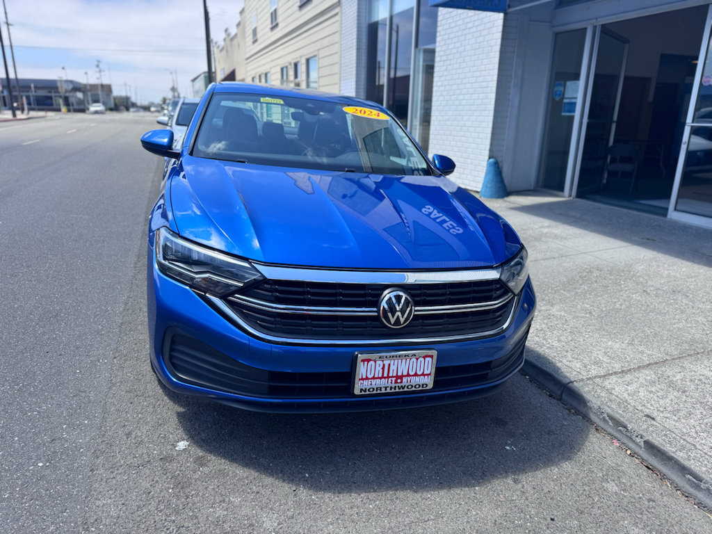 Used 2024 Volkswagen Jetta SE FWD image 2