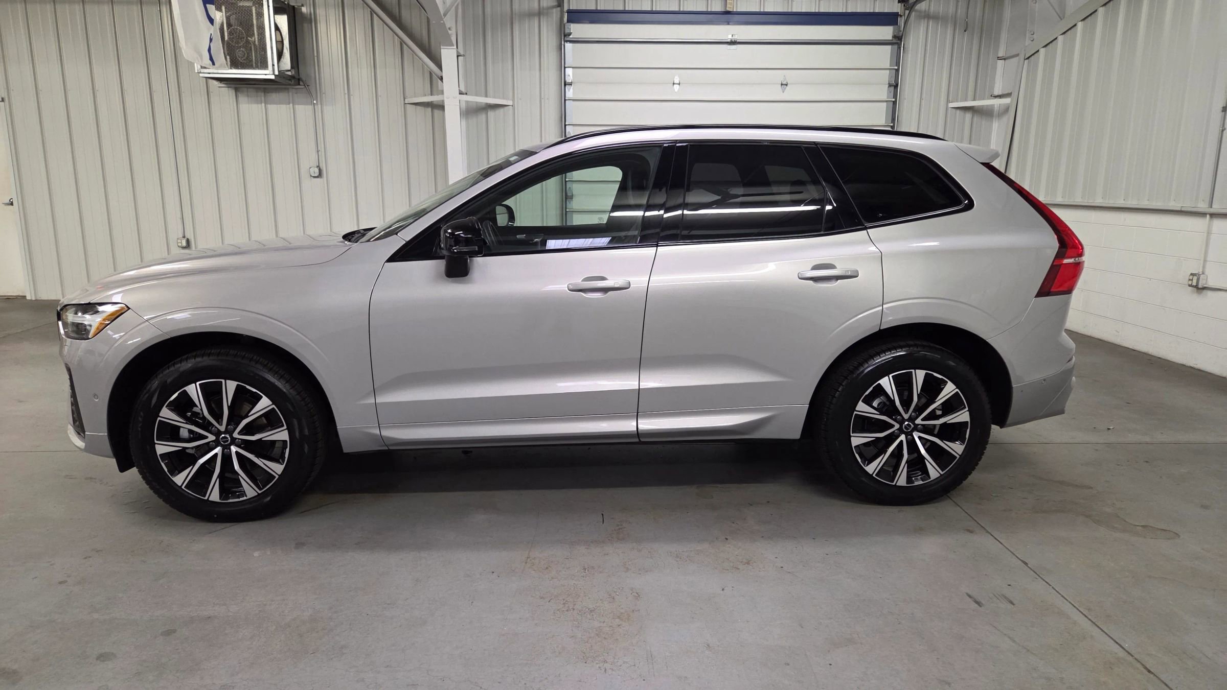 Used 2025 Volvo XC60 B5 Plus image 3