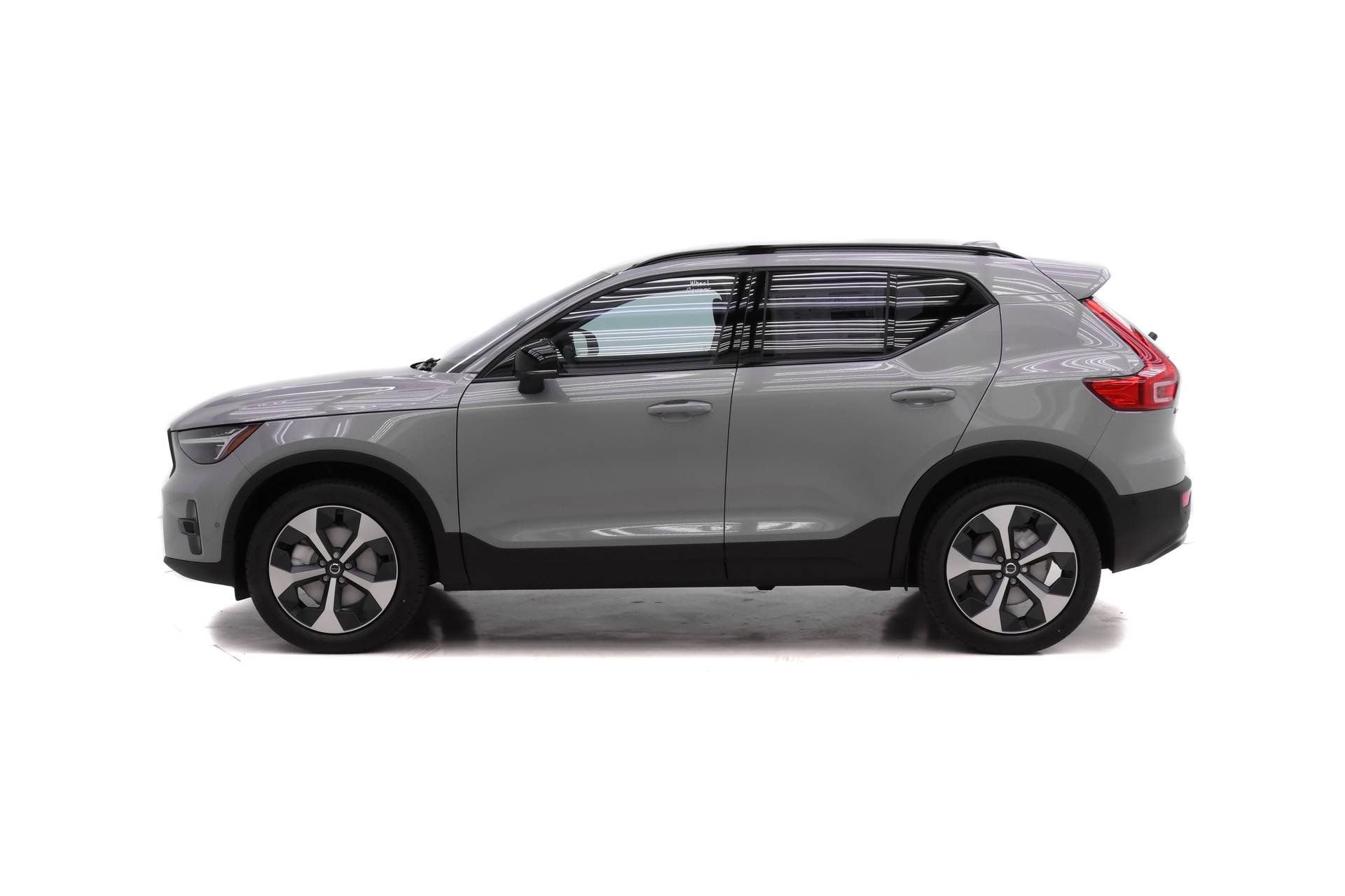 New 2026 Volvo XC40 B5 Plus w/ Protection Package Premier AWD/4WD image 3