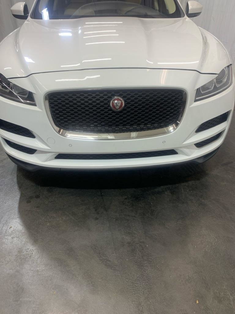 Used 2019 Jaguar F-PACE image 2