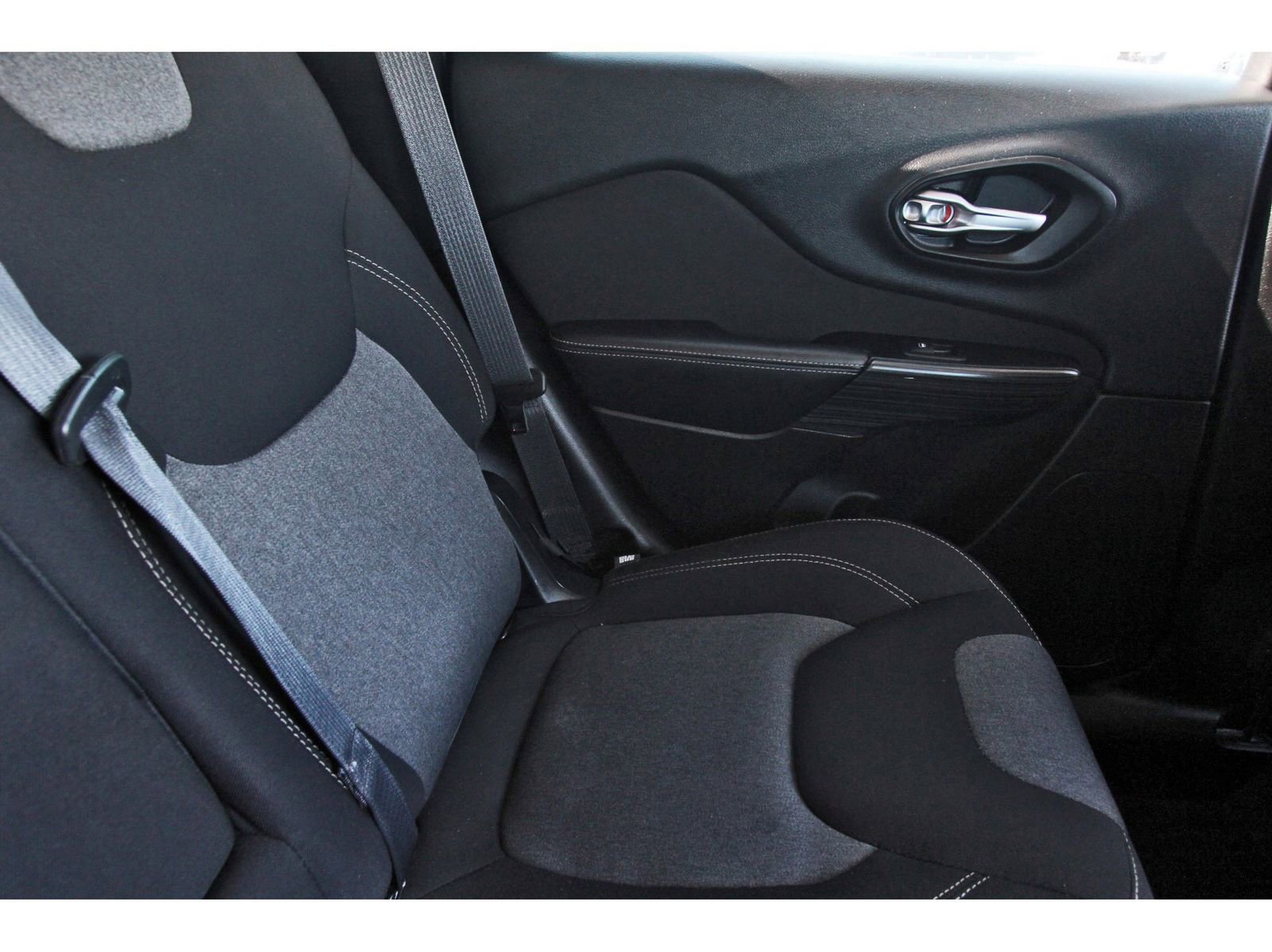 Used 2016 Jeep Cherokee Sport image 15