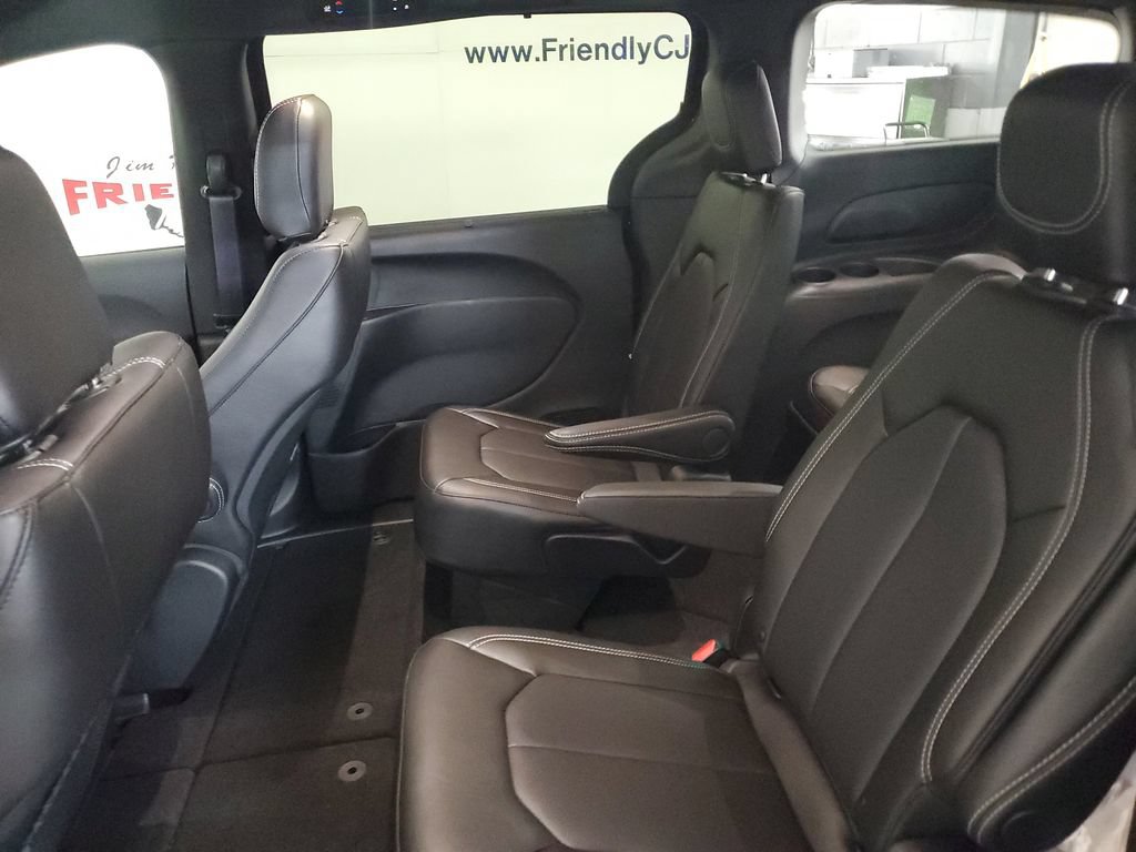 New 2027 Chrysler Pacifica Select FWD image 24