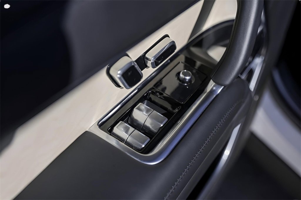 Used 2023 Land Rover Range Rover SV image 23