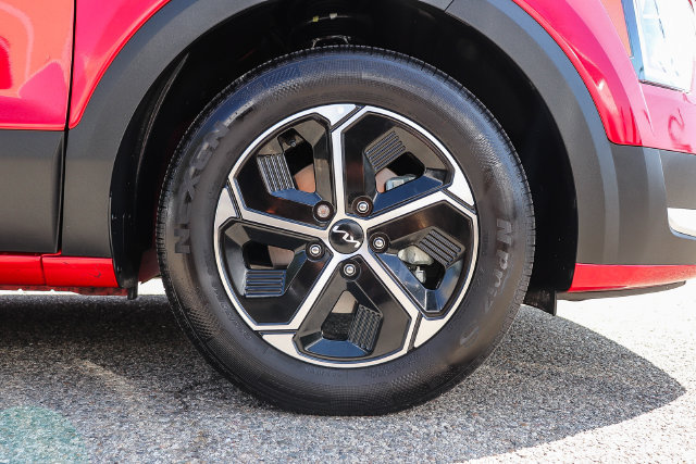 Certified 2025 Kia Niro EX FWD image 12