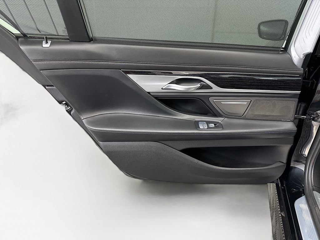 Used 2022 BMW 750i xDrive w/ Executive Package image 25