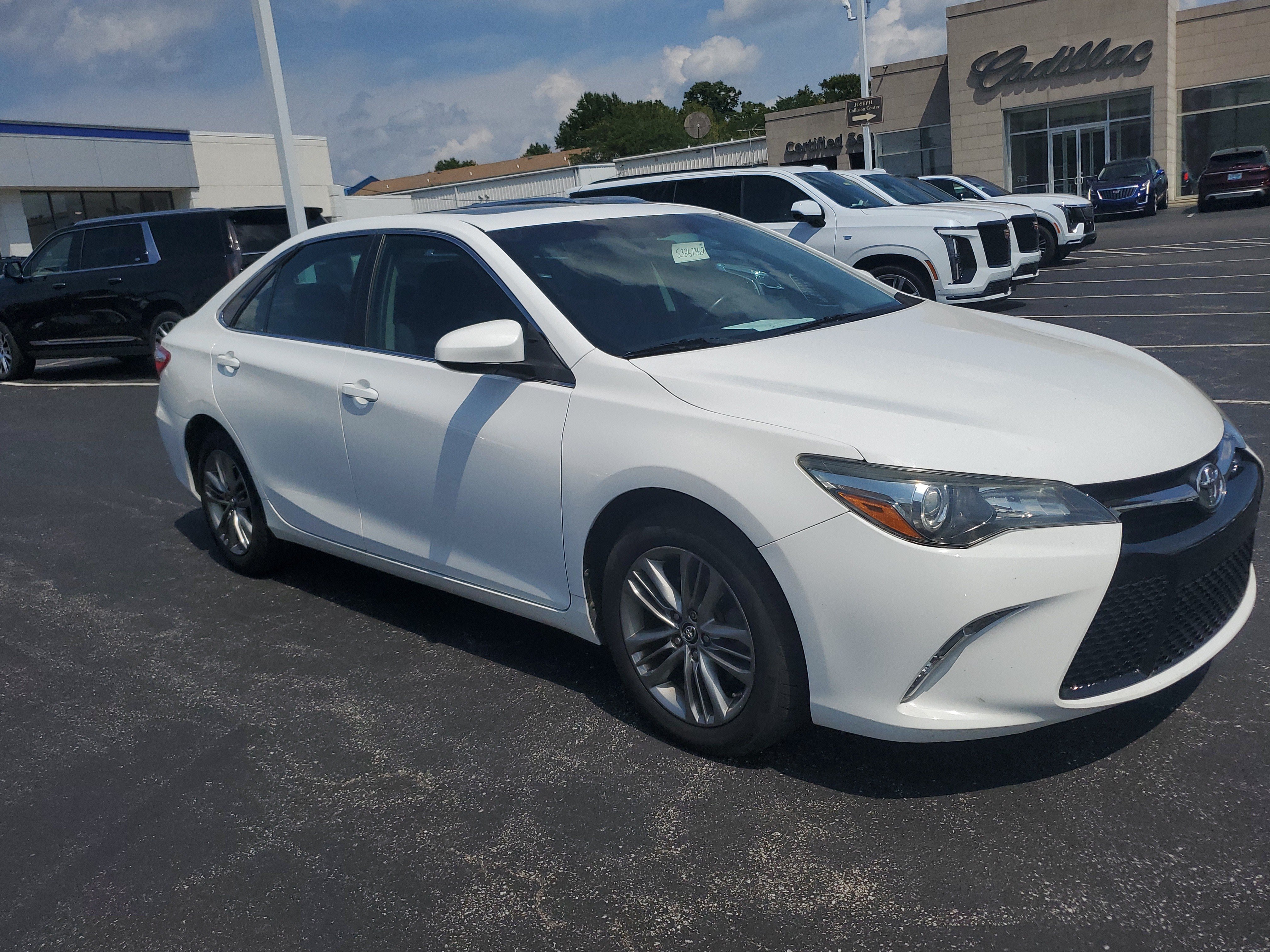 Used 2015 Toyota Camry SE w/ Moonroof Package FWD image 4