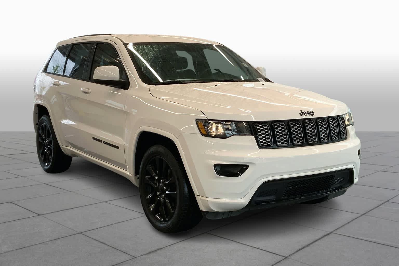 Used 2018 Jeep Grand Cherokee Altitude RWD image 3